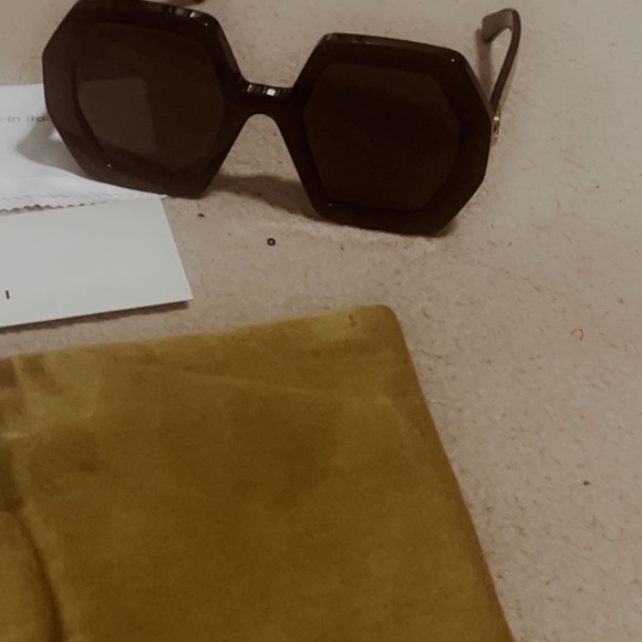 Brand new GG sunglasses 🕶️ extremely cute u! My face is so small for them! - Picture 2 of 3